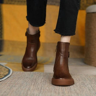 These women's retro-style black boots feature a nostalgic design, crafted from high-quality materials for comfort. The stylish silhouette and vintage details make them a perfect addition 0
