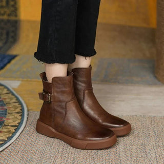 These women's retro-style black boots feature a nostalgic design made from durable materials, combining comfort with a fashionable aesthetic perfect for various outfits. 1