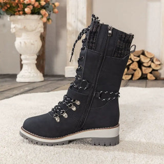 Elegante Damenstiefel aus robustem Material mit Schnürdesign, ideal für Winterabenteuer. Sie bieten Wärme und Komfort, perfekt für kal 2
