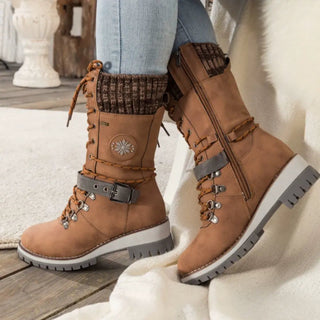 Elegante Damenstiefel im Schnürdesign aus warmem, komfortablem Material, ideal für Winterabenteuer. Diese Stiefel verbinden 10