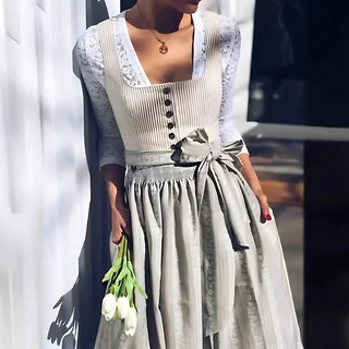 Damen Dirndl Kleid – Quadratischer Ausschnitt, Elegant & Traditionell