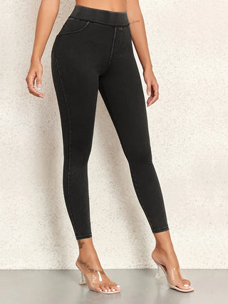These women's high-waisted jeggings in black feature a slim-fit design, made from a stretchy material that offers comfort and versatility for various outfits. 5