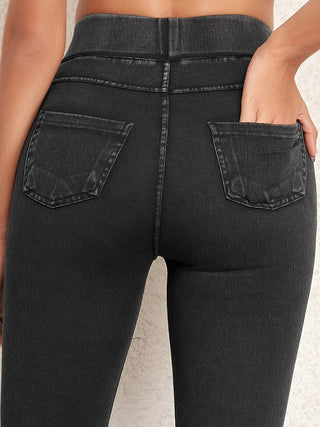 These women's high-waisted jeggings in black are form-fitting and versatile, crafted from a comfortable stretch material that flatters the silhouette while providing ease of 6