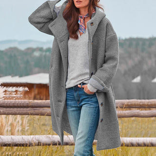 This women's jacket features an elegant autumn style, crafted from comfortable, functional materials, perfect for layering in cooler weather. Its tailored design combines sophistication with practicality 3