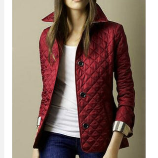 Stylish women's jacket featuring a quilted design, made from durable materials, perfect for versatile layering and everyday wear. 2