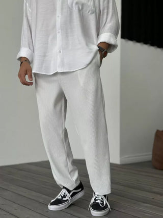 These men's trousers feature a relaxed fit, crafted from soft, breathable cotton for ultimate comfort. Their versatile style makes them suitable for casual outings or relaxed office 3