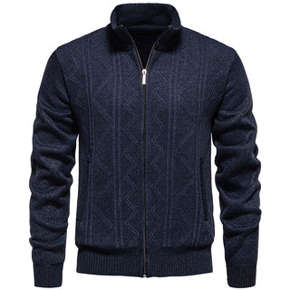 Herren Strickjacke aus hochwertigem Material, featuring ein Zopfmuster und praktischen Reißverschluss, vereint eleganten Stil mit 0