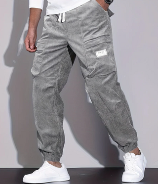 Herrenhose in klassischem Design, gefertigt aus hochwertigem Baumwollmaterial, ideal für den Alltag. Sie verfügt über praktische Taschen und bietet vielseitige 4