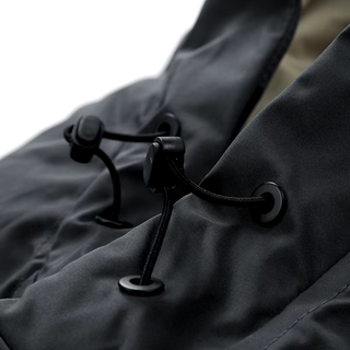 A men's alpine coat in a dark green color, made from windproof materials, featuring a comfortable fit and functional design, perfect for outdoor activities in chilly 7