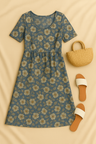 Jeansblau mit goldenem Blumenmuster