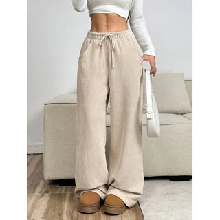 These women's high-waisted trousers feature a relaxed, modern fit, crafted from soft, breathable fabric, making them versatile for both office and casual wear. 0
