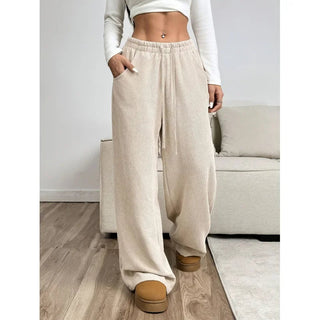 High-waisted women's trousers made from a soft blend of materials, featuring a relaxed and modern fit, perfect for both office wear and casual outings. 2