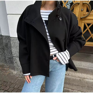 A stylish women's short jacket made from comfortable fabric, perfect for cool days, featuring an elegant design that combines functionality with a chic appearance. 4