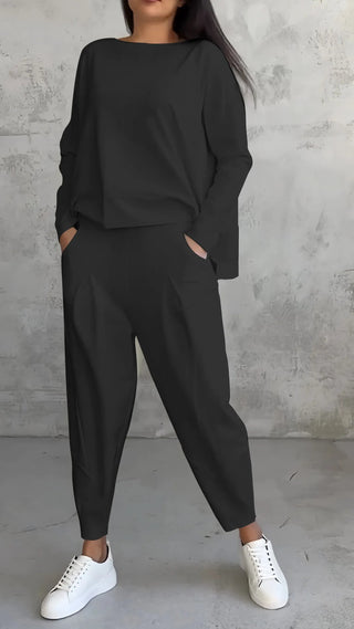 This women's co-ord set features an elegant design made from soft, breathable fabric, perfect for versatile outfits. The stylish combination includes a fitted top and 0
