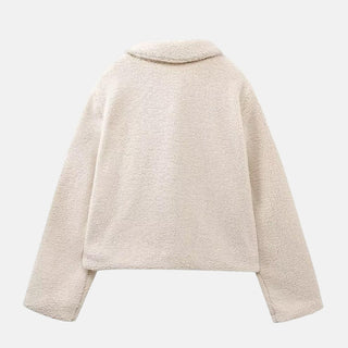 This women's cropped fleece jacket combines elegance and comfort, featuring a soft, warm material ideal for casual outings. Its stylish design includes a fitted silhouette, making 1