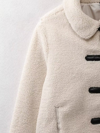 A women's cropped fleece jacket, designed for elegance and comfort, featuring a soft and warm material, perfect for casual outings or layering in cooler weather. 2