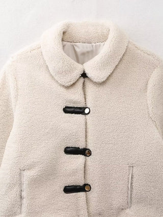This women's cropped fleece jacket combines elegance and comfort, featuring a soft material and a stylish design that enhances any casual outfit. Perfect for layering, it offers 4