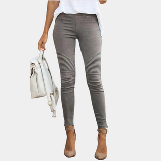These women's jeggings feature a skinny fit in a versatile black color, crafted from a comfortable stretch material that hugs the body, making them perfect for casual 2