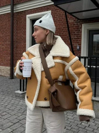 This women's teddy-style jacket in oversized fit is made from soft, warm fabric, featuring a trendy design perfect for colder weather, combining comfort and fashion effortlessly 1