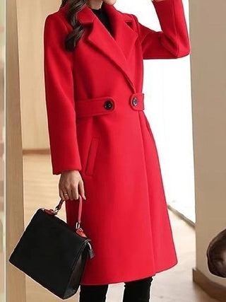 A long, elegant black coat for women, made from a warm fabric, featuring a timeless design perfect for winter wear. Its sleek silhouette and sophisticated style 5