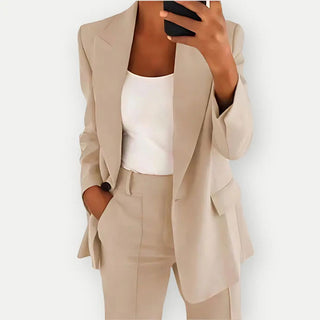 This women's blazer features an elegant cut in a versatile gray fabric, perfect for both professional and casual settings, combining comfort with a stylish appearance. 0