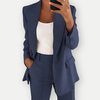 A women's gray blazer featuring an elegant cut, designed for versatility and comfort, perfect for both professional and casual settings. 1