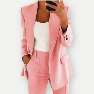 A women's blazer in a sophisticated gray hue, featuring an elegant cut that combines versatility and comfort, perfect for both professional and casual settings. Crafted from high 2