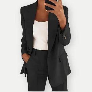 This women's blazer features an elegant cut in a versatile gray fabric, offering comfort and style for various occasions, perfect for both professional and casual settings. 3