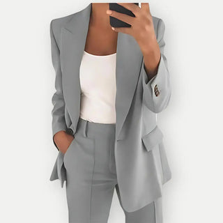 A women's gray blazer featuring an elegant cut, designed for versatility and comfort, perfect for both casual and professional settings. 4