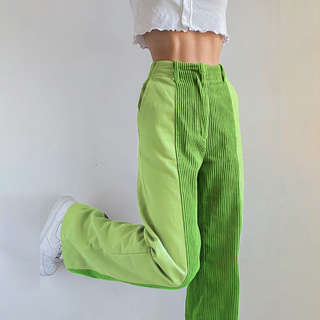 This women's high-waisted trouser features a wide-leg design, crafted from a lightweight fabric that combines elegance and versatility, making it perfect for both casual 3